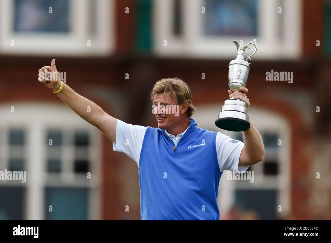 Ernie Els, d'Afrique du Sud, célèbre avec le trophée après sa victoire Banque D'Images
