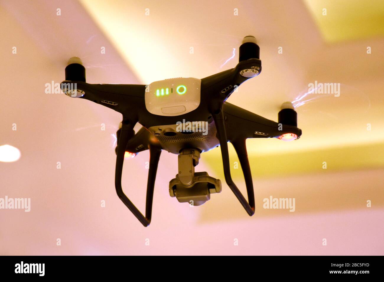Caméra drone en vol à Wedding & Party Banque D'Images