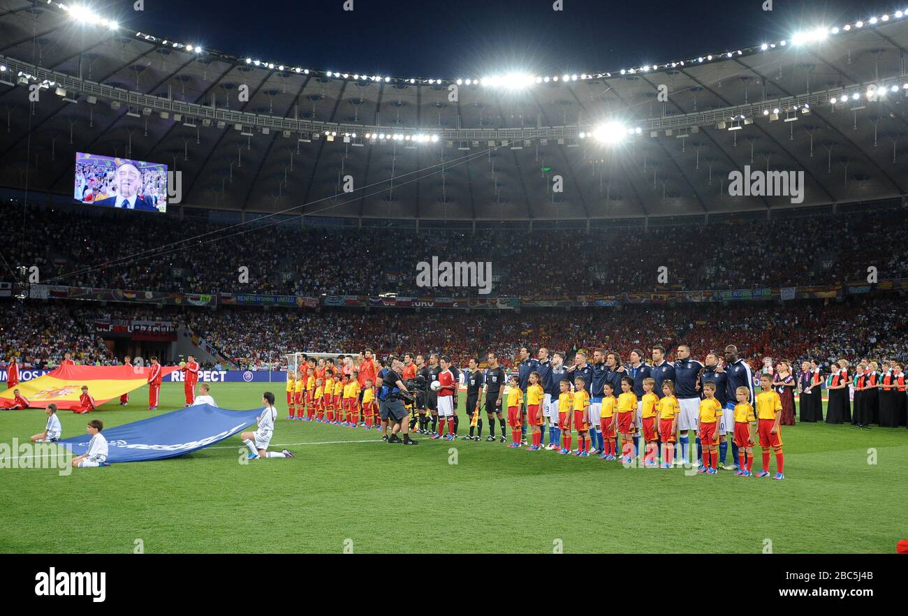 L'Espagne et l'Italie se sont alignées avant le début de la finale de l'Euro 2012 Banque D'Images