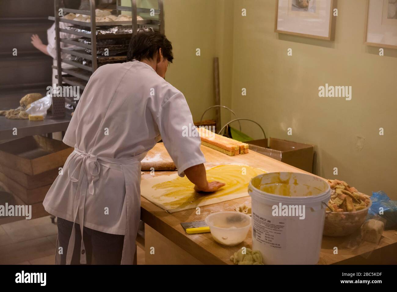 Cuisson dans « The Angel's Share », The Station, Richmond, North Yorkshire, Angleterre, Royaume-Uni Banque D'Images