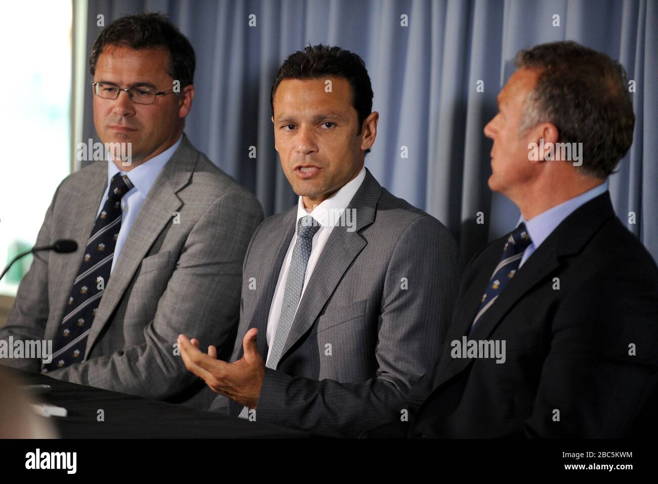 Mark Ramprakash (centre) lors d'une conférence de presse pour annoncer sa retraite du cricket de première classe Banque D'Images