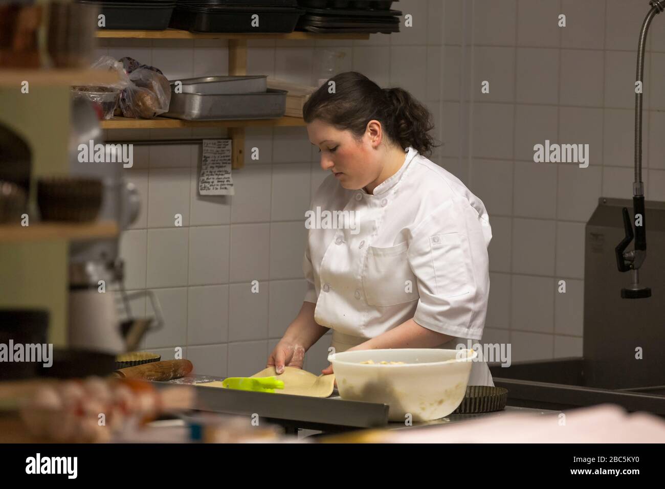 Cuisson dans « The Angel's Share », The Station, Richmond, North Yorkshire, Angleterre, Royaume-Uni Banque D'Images