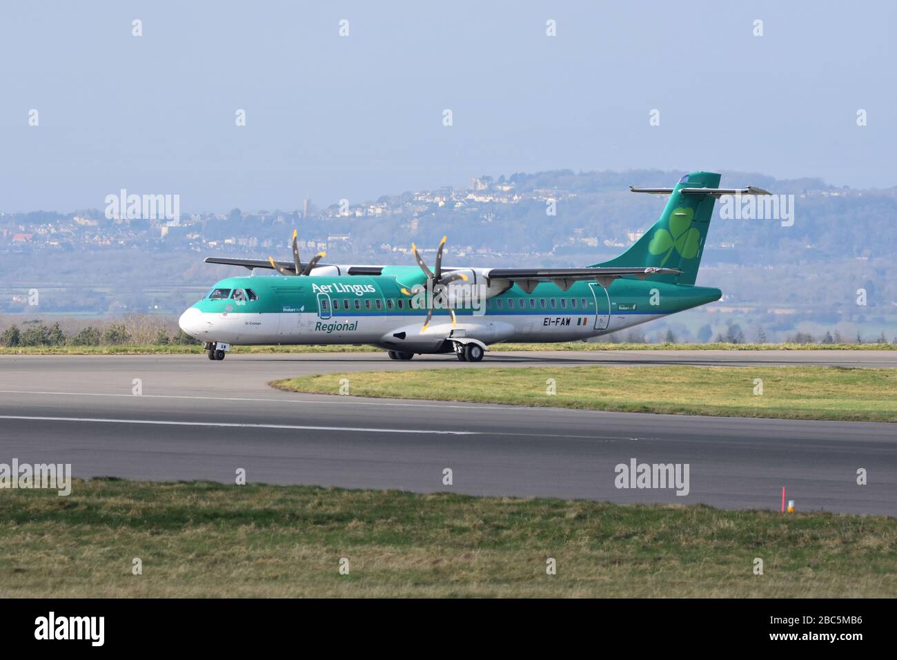 Un petit avion de propulsion aérien régional Aer Lingus à l'aéroport international de Bristol est sur le point de prendre le décollage sur la piste Banque D'Images