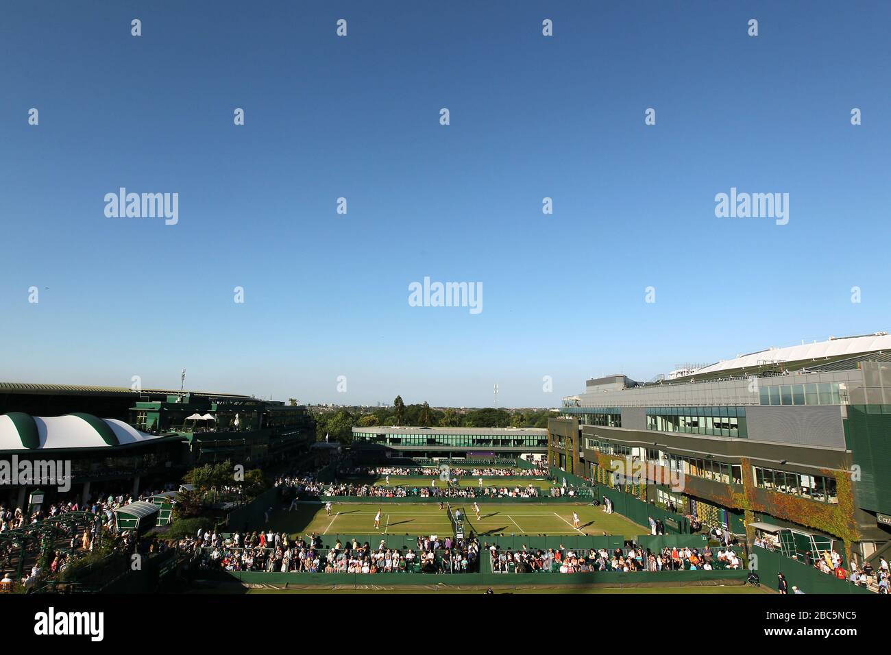 Vue générale de l'action sur les courts extérieurs le quatrième jour au All England Lawn tennis and Croquet Club Banque D'Images