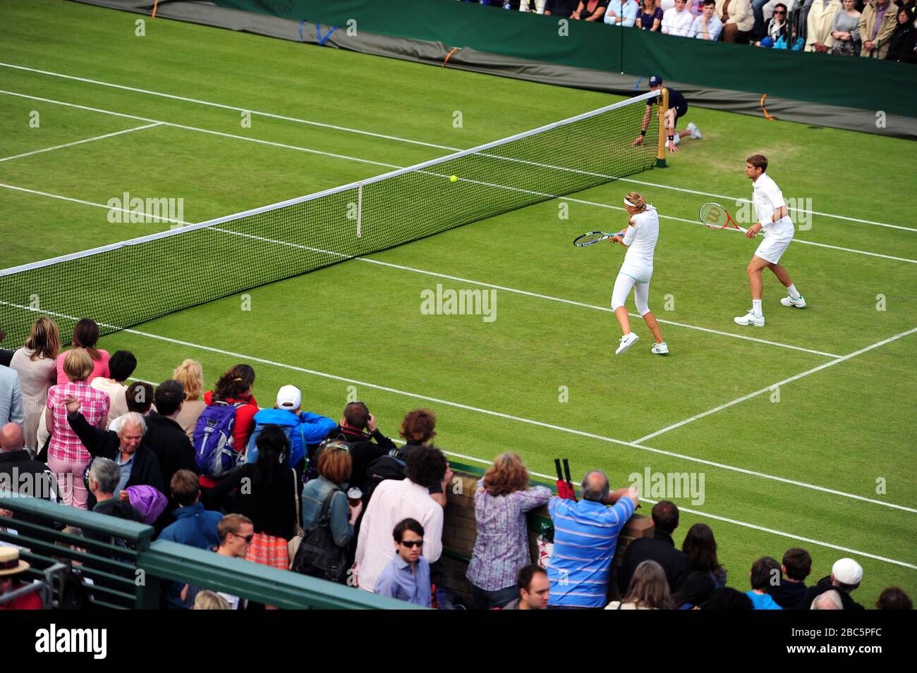 Victoria Azarenka et Max Mirnyi du Bélarus en mélange double l'action contre Robert Lindstedt et Sofia Arvidsson en Suède Banque D'Images