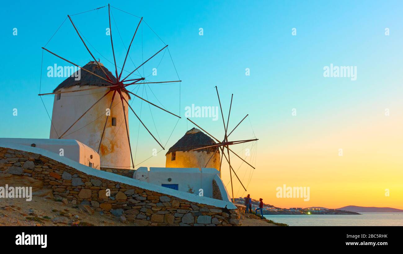 Vieux vent dans l'île de Mykonos au coucher du soleil, Cyclades, Grèce. Paysage grec avec espace pour votre propre texte Banque D'Images