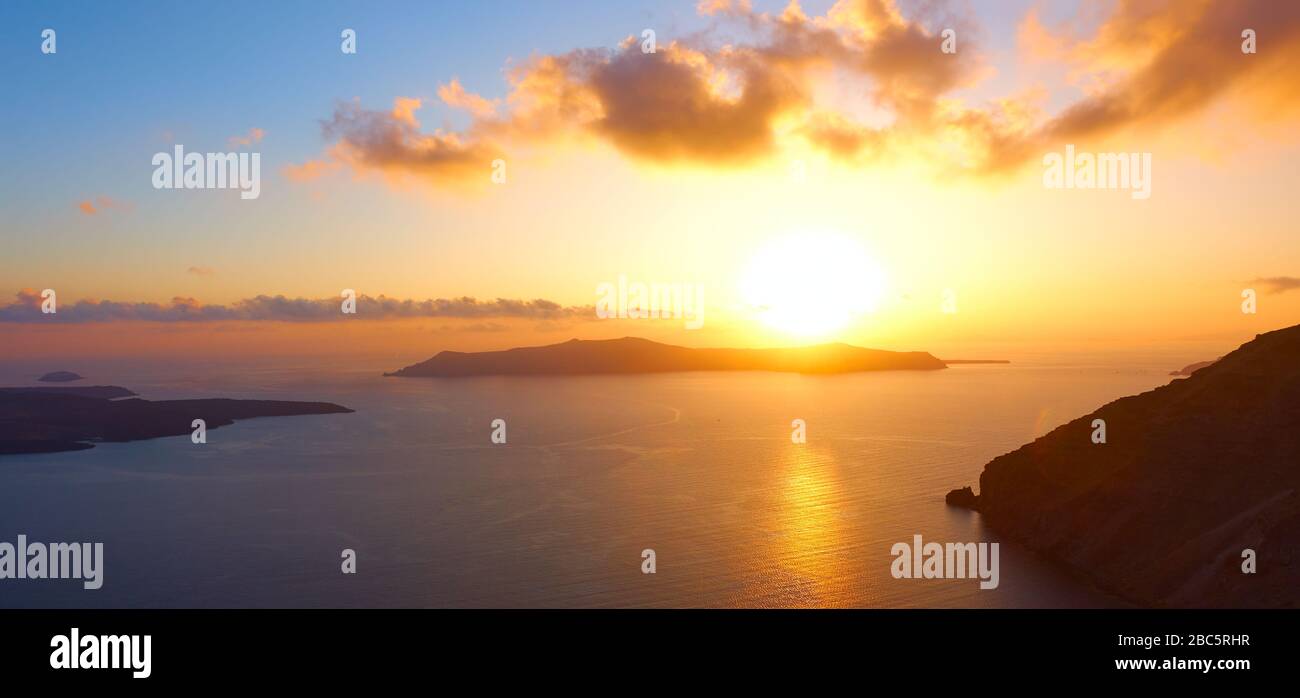 Vue panoramique sur le coucher de soleil coloré au-dessus de la mer Égée depuis l'île de Santorin en Grèce. Paysage grec - paysage marin Banque D'Images