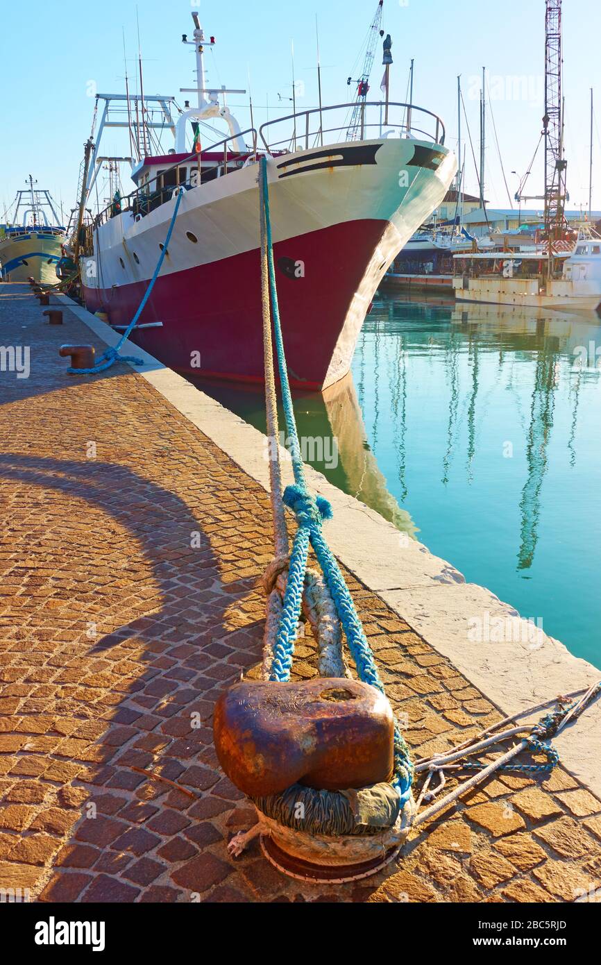 Vieux chalutier amarré par un bolard sur le canal à Rimini, Italie Banque D'Images
