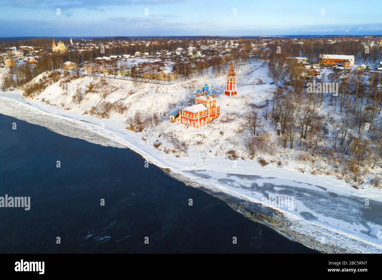 Ancienne église de l'icône de notre Dame de Kazanskaya dans le paysage urbain lors d'une journée d'hiver (photographie aérienne). Tutaev (Romanov-Borisoglebsk) Banque D'Images