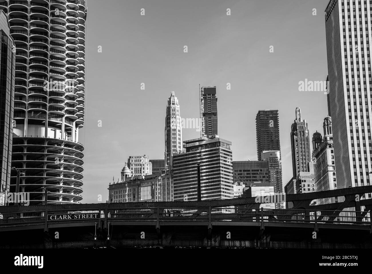 Gratte-ciel au-dessus du pont de rue Clark à Chicago Banque D'Images