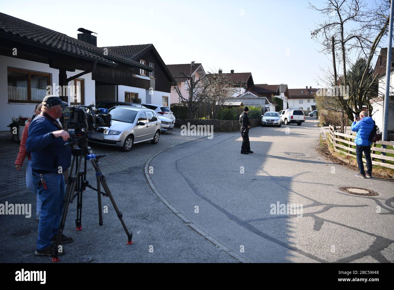 Vogtareuth, Allemagne. 03ème avril 2020. Un policier (M) se trouve sur une rue devant une maison à Vogtareuth, où trois morts avaient été trouvés. Les enquêteurs ont trouvé deux enfants morts et leur mère décédée dans une maison de Vogtareuth près de Rosenheim. "Nous supposons qu'une tragédie familiale ait eu lieu", a déclaré vendredi matin un porte-parole de la police. Crédit: Lino Mirgeler/dpa - ATTENTION:les plaques de licence ont été pixellisées pour des raisons juridiques/dpa/Alay Live News Banque D'Images