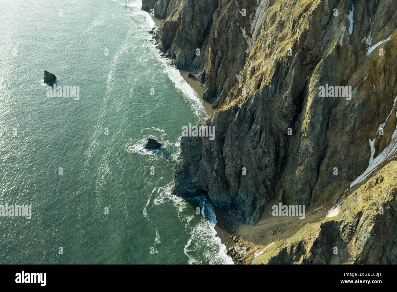 La vue de dessus sur la côte rocheuse nord-ouest de la mer de Béring, la région de Chukchi. Prise de vue depuis le dessus de la drone. Banque D'Images