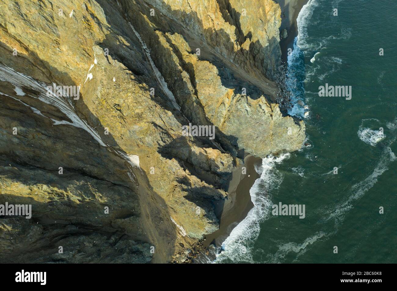 La vue de dessus sur la côte rocheuse nord-ouest de la mer de Béring, la région de Chukchi. Prise de vue depuis le dessus de la drone. Banque D'Images