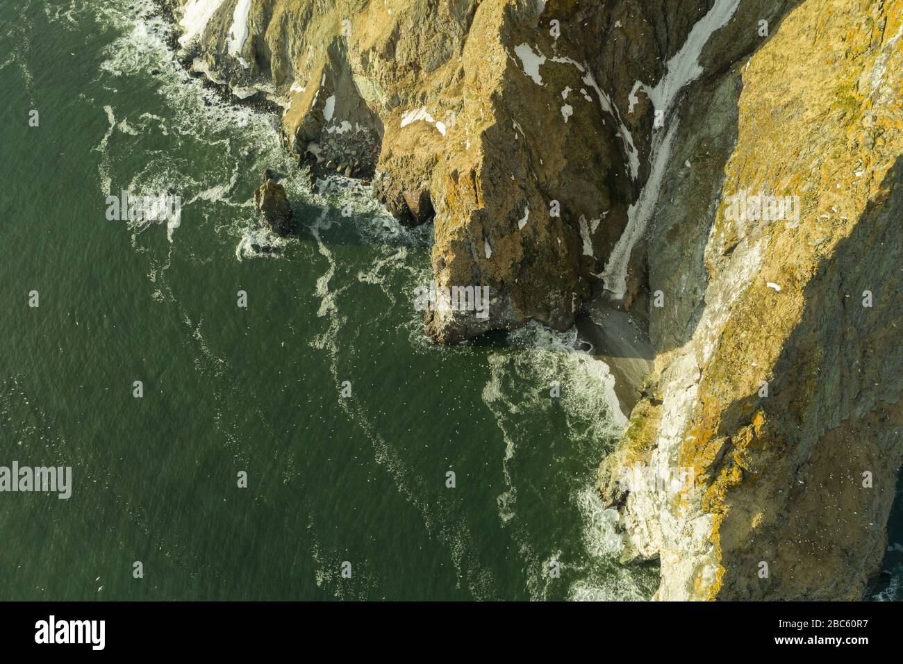 La vue de dessus sur la côte rocheuse nord-ouest de la mer de Béring, la région de Chukchi. Prise de vue depuis le dessus de la drone. Banque D'Images