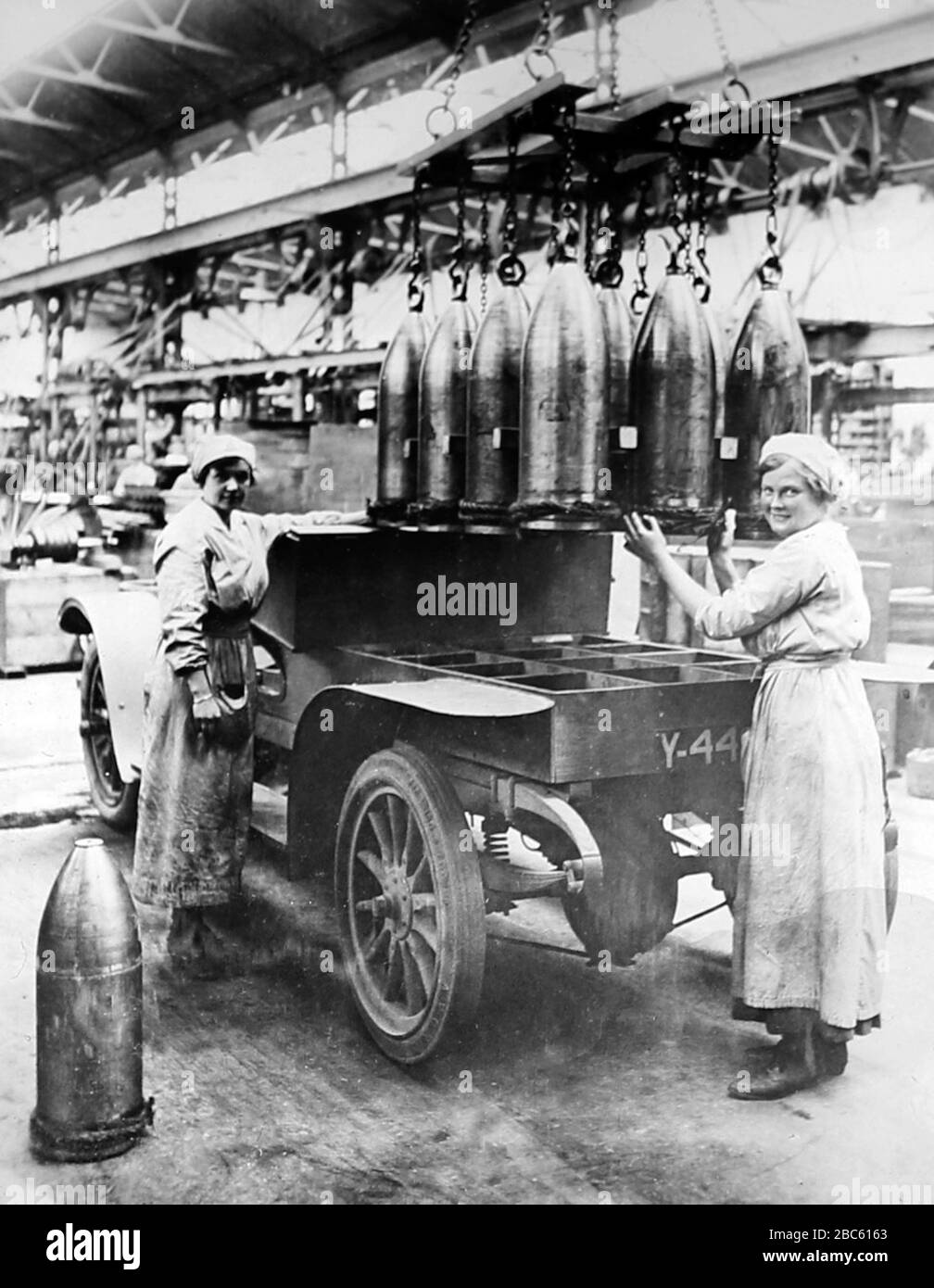Chargement des obus sur un camion dans une usine de munitions pendant la première Guerre mondiale Banque D'Images