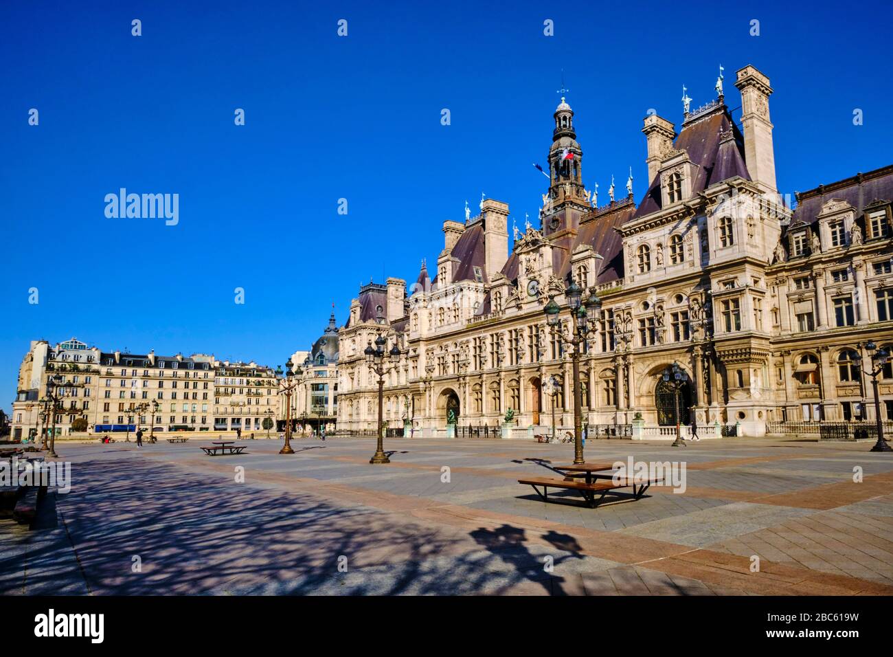 France, Paris, l'Hôtel de Ville pendant le confinement de Covid 19 Banque D'Images