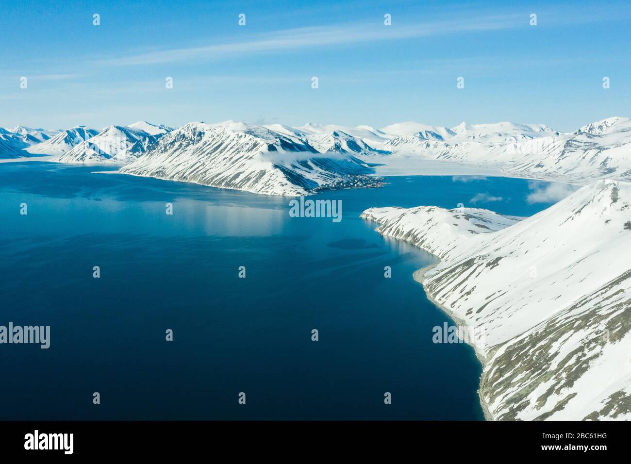 La côte montagneuse de la mer couverte de neige par un temps ensoleillé. Lieu de tournage sur la côte nord de la mer de Béring, région de Chukchi, Russie. Banque D'Images