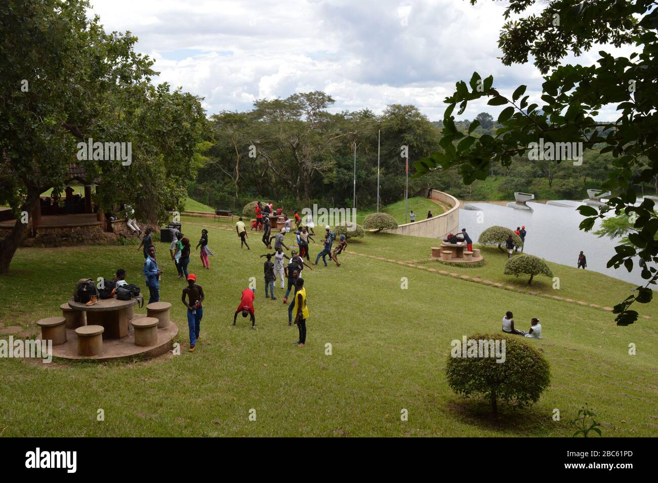 LILONGWE, MALAWI, AFRIQUE - 1er AVRIL 2018 : les adolescents africains ont la fête, sautant et dansant sur l'herbe près du barrage de Kamuzu II Banque D'Images