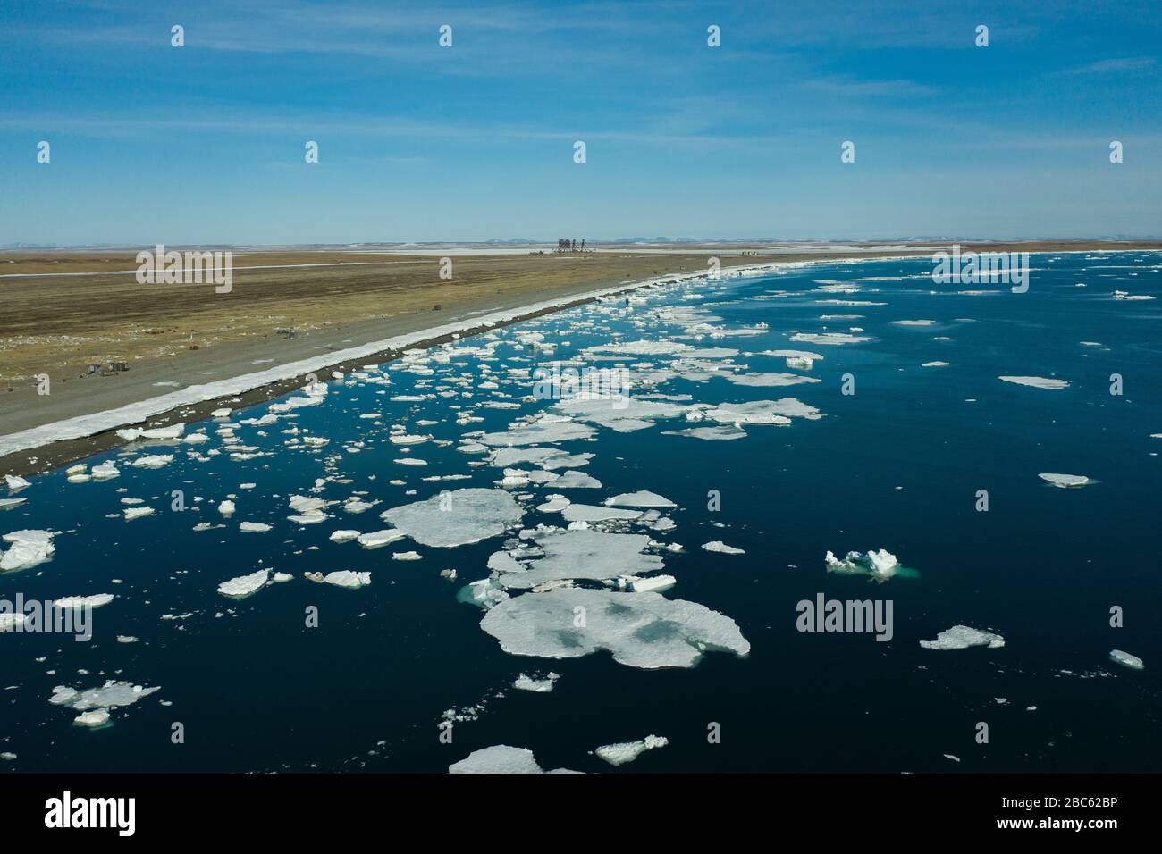 La bande côtière de la mer couverte de glace et de neige. Lieu de tournage sur la côte nord de la mer de Béring, région de Chukchi, Russie. Banque D'Images