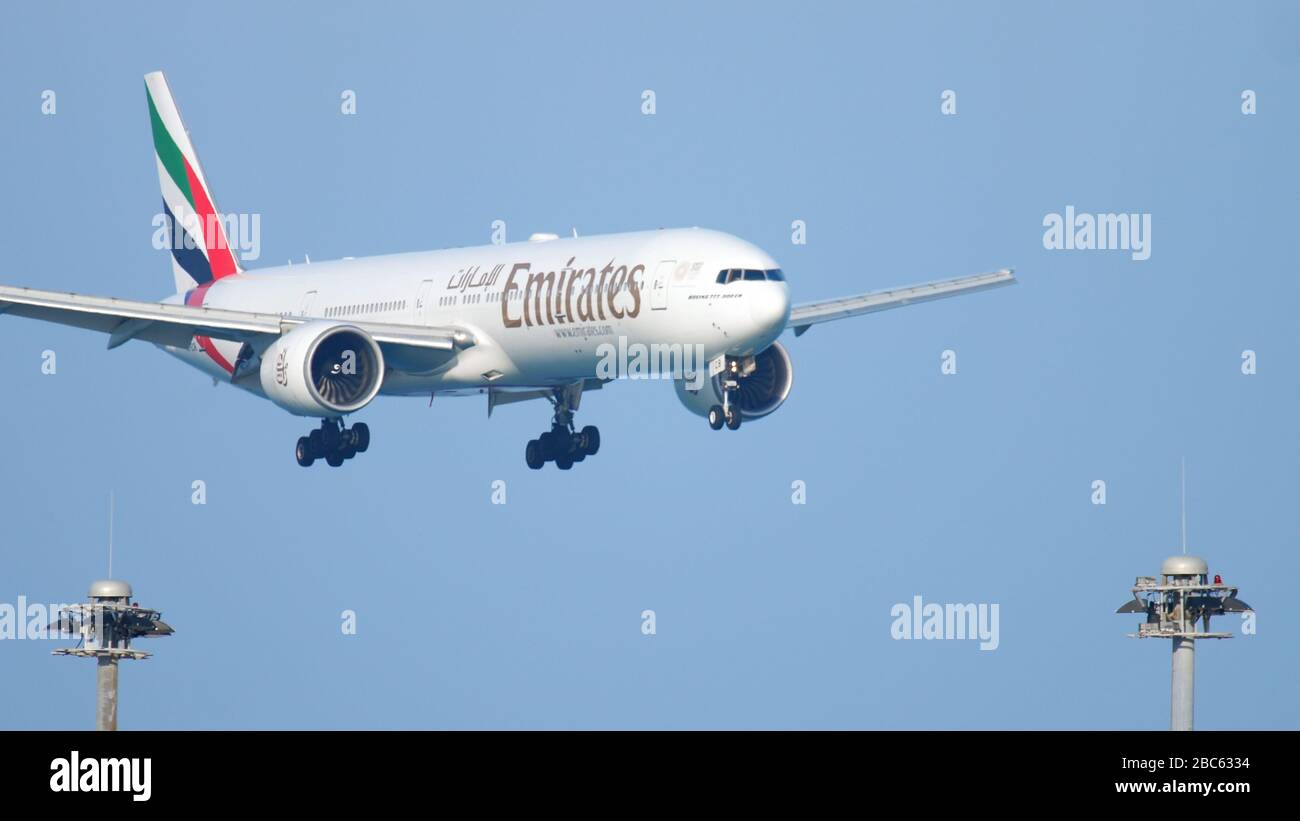 Emirates Boeing 777 s'approche de l'océan Banque D'Images