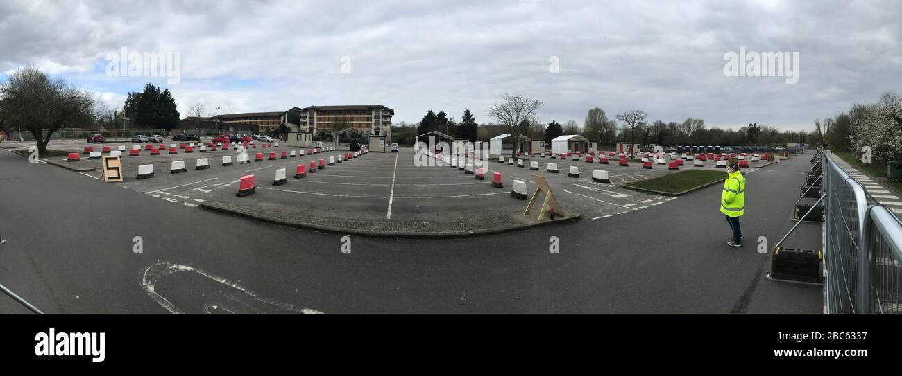 REMARQUE : IPHONE PANORAMA IMAGE le trajet à travers le site de test du coronavirus dans un parking à Chessington World of Adventures, dans le Grand Londres pris à 10.18 heures, comme le Royaume-Uni continue de se verrouiller pour aider à freiner la propagation du coronavirus. Banque D'Images