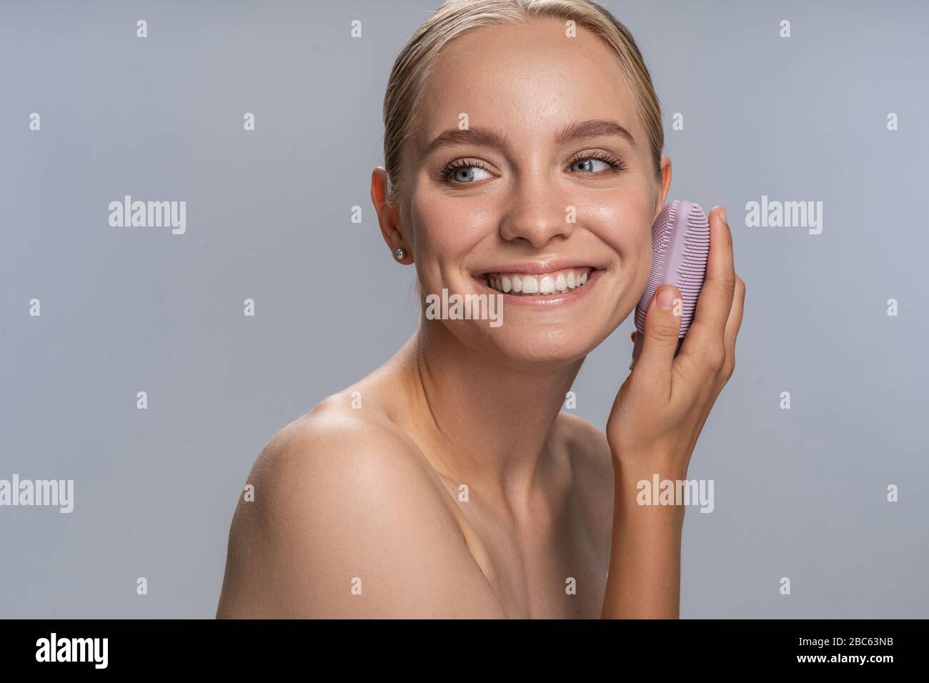 Une jeune femme joyeuse qui fait la routine du matin Banque D'Images