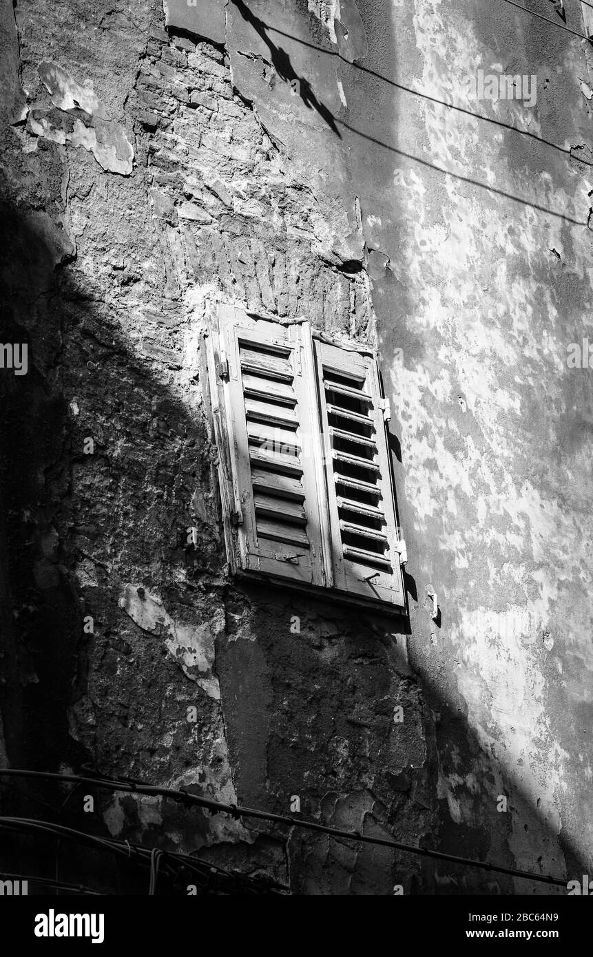 Vue rapprochée des bâtiments historiques de Trieste - anciennes fenêtres, ancienne façade, ancienne architecture Banque D'Images