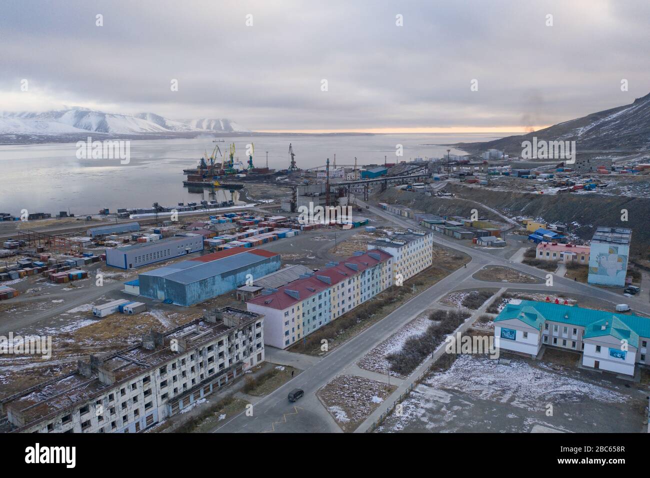 Egvekinot, région de Chukotski, Russie - 31 octobre 2019: La vue de dessus sur la colonie d'Egvekinot, la région de Chukchi, port et baie de mer. Banque D'Images