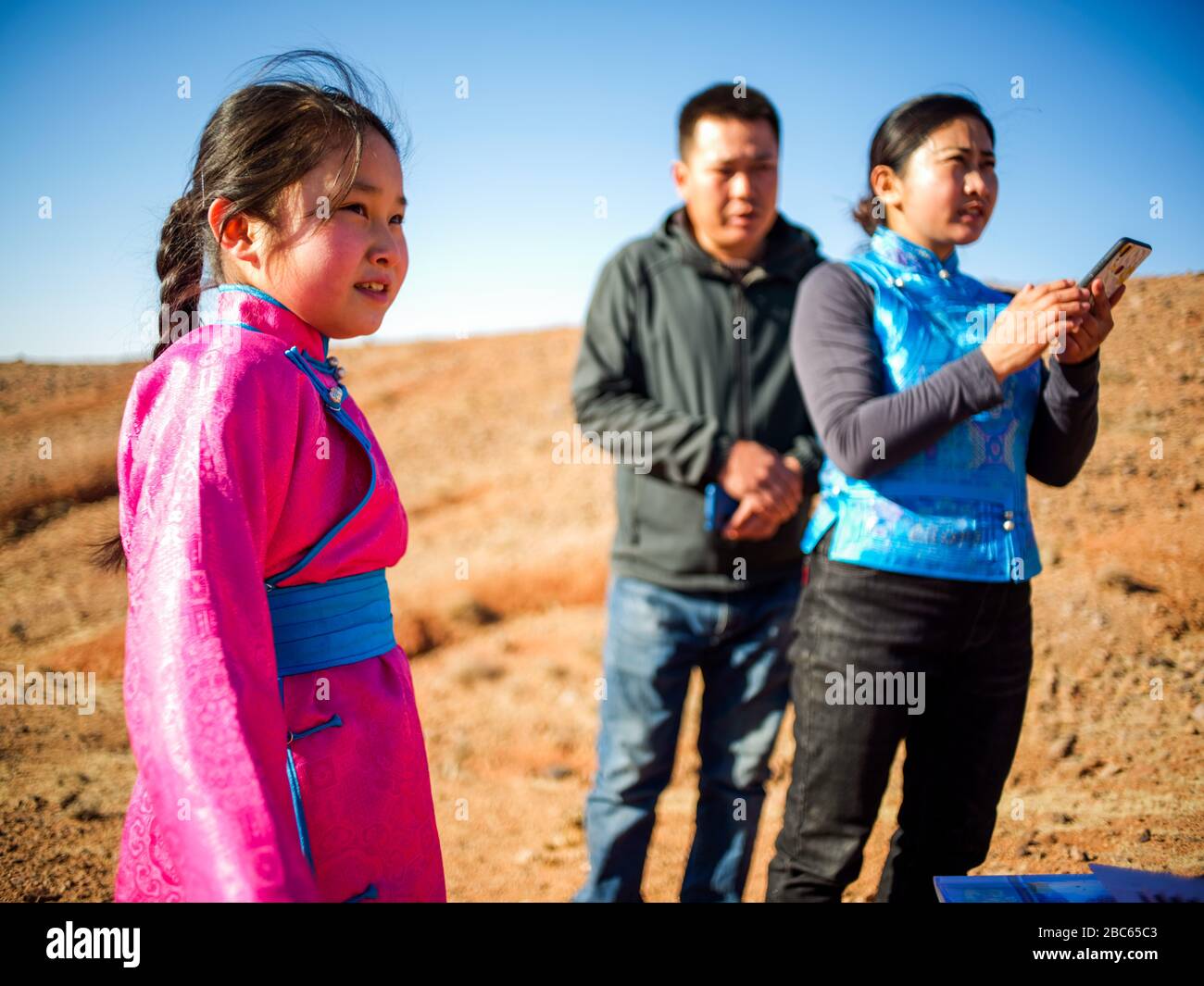 (200403) -- ALXA, 3 avril 2020 (Xinhua) -- ce Geng(L) se prépare à prendre une classe en ligne comme ses parents se tiennent à Alxa Left Banner, région autonome de la Mongolie intérieure nord, 1er avril 2020. Ce Geng, un quatrième niveleur de 9 ans d'une école mongole à Alxa Left Banner, s'est déplacé ici avec ses parents pour s'occuper des moutons comme le berger qu'ils avaient embauché d'autres provinces n'a pas pu revenir en raison de l'éclosion de COVID-19. Le ranch de la famille est situé près de la frontière entre la Chine et la Mongolie dans la partie nord d'Alxa, à plus de 6 heures de route du centre-ville d'Alxa Left Banner. Le rocailleux Banque D'Images