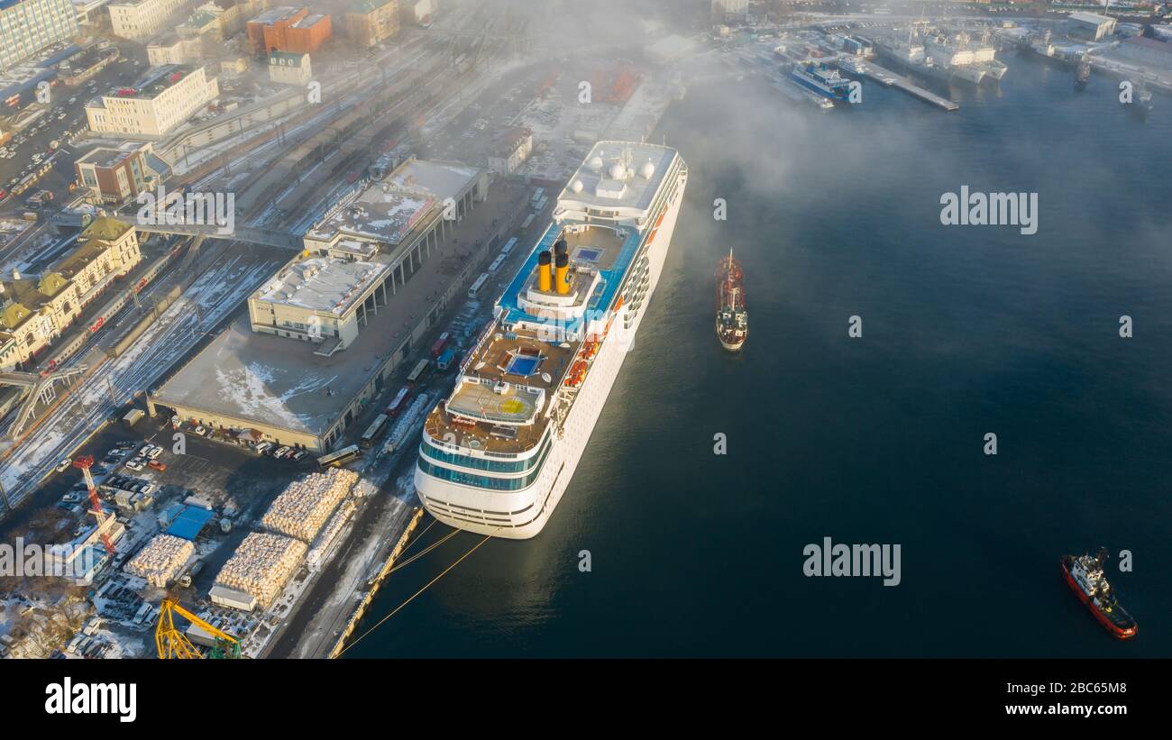 Vladivostok, Russie - 16 décembre 2019: Le paquebot Costa neoRomantica se trouve à l'embarcadère de la station de mer de Vladivostok. Banque D'Images