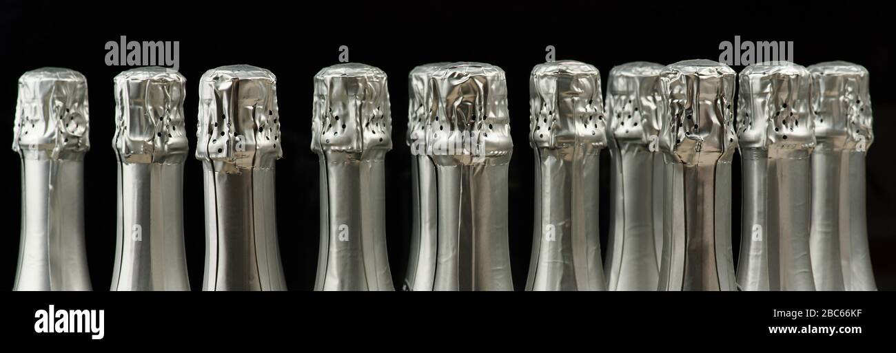 Bouteilles de champagne argentées isolées sur fond noir Banque D'Images
