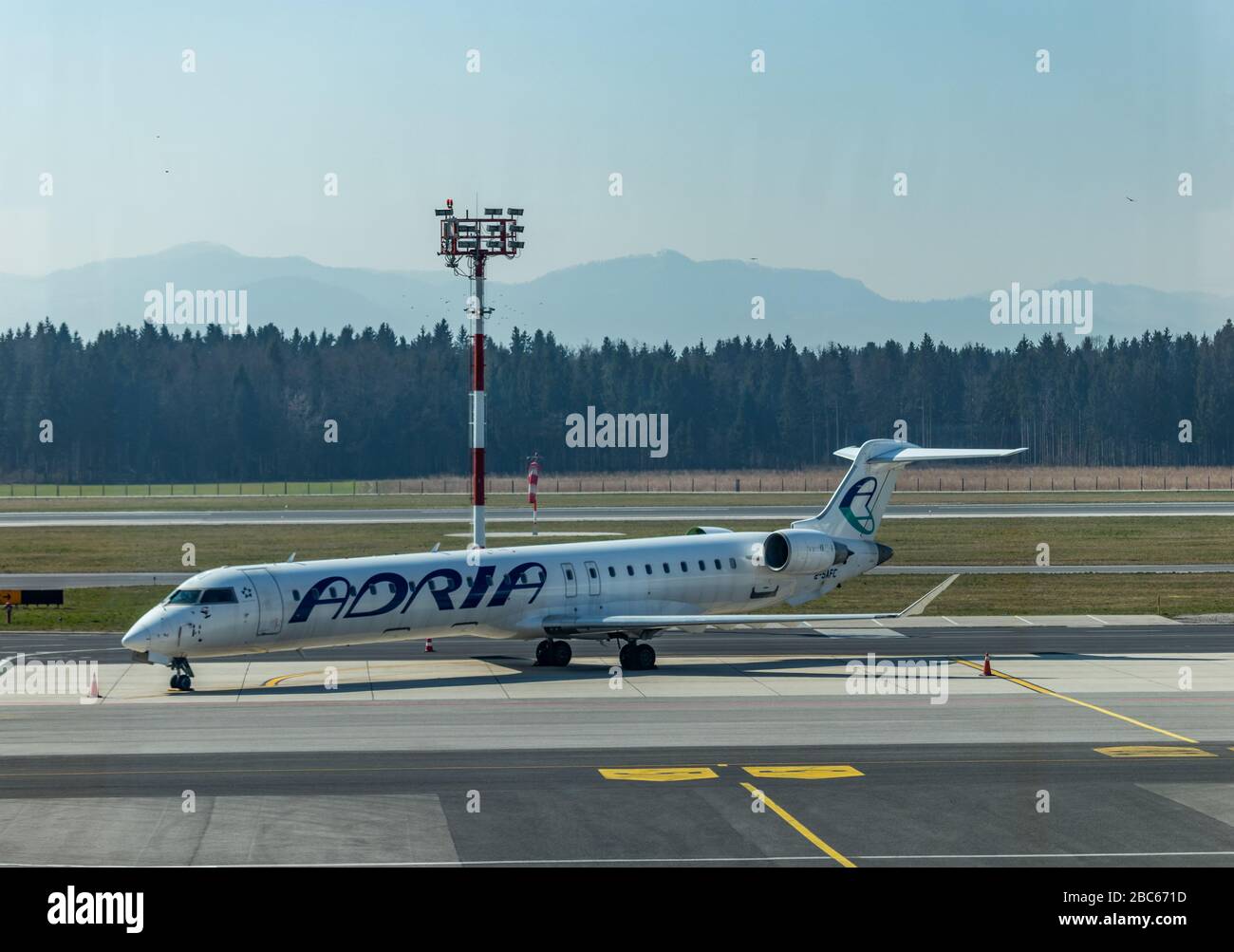 Ljubljana, Slovénie. 11 mars 2020. L'avion CRJ Adria Airways stationné à l'aéroport de Ljubljana Joze Pucnik après la mise à la terre pour la bankrucy Banque D'Images