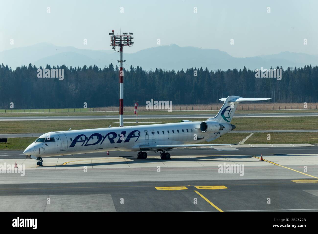 Ljubljana, Slovénie. 11 mars 2020. L'avion CRJ Adria Airways stationné à l'aéroport de Ljubljana Joze Pucnik après la mise à la terre pour la bankrucy Banque D'Images