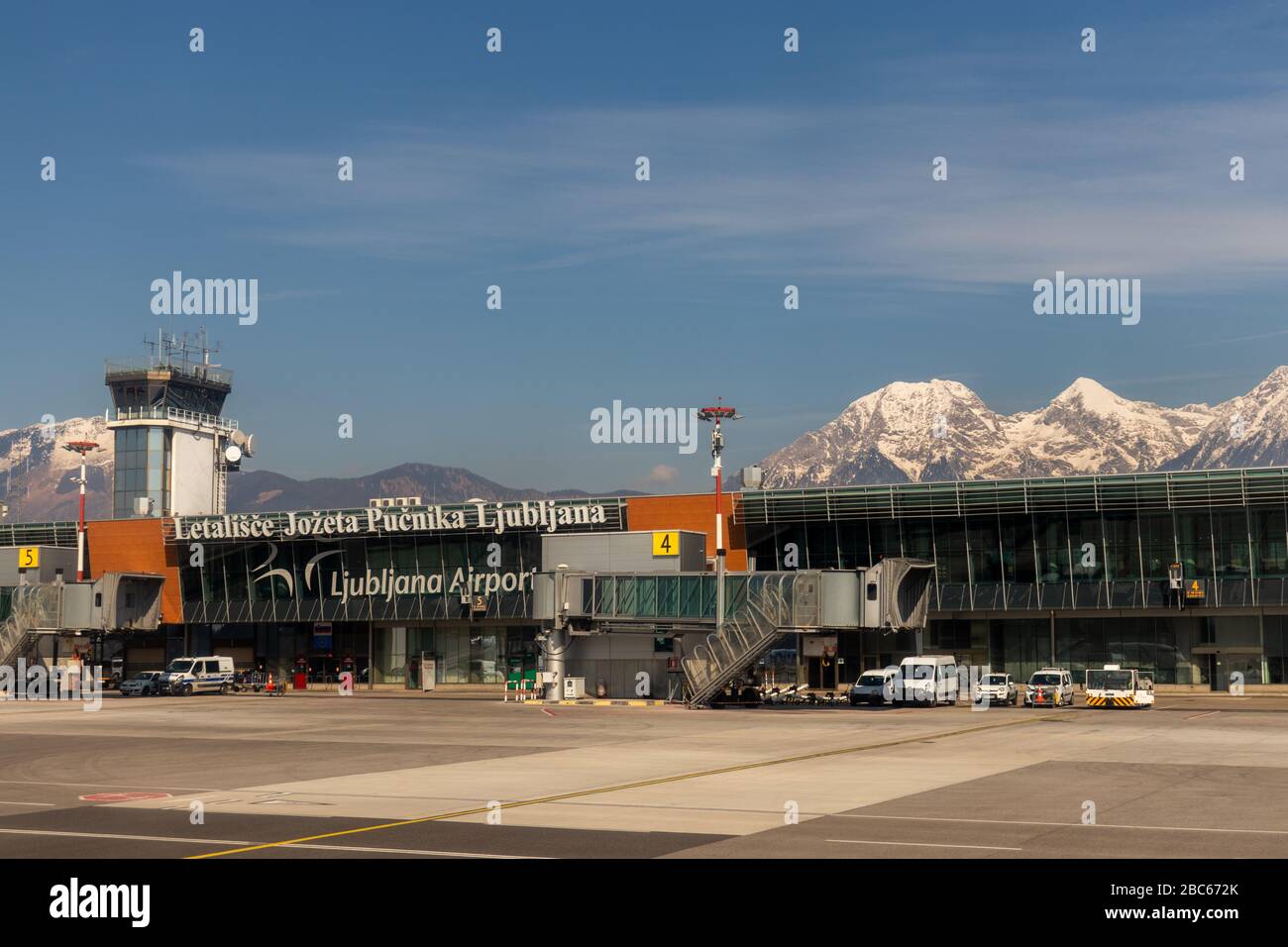 Ljubljana, Slovénie. 11 mars 2020. Terminal de l'aéroport Joze Pucnik à Ljubljana avec Alpes en arrière-plan Banque D'Images