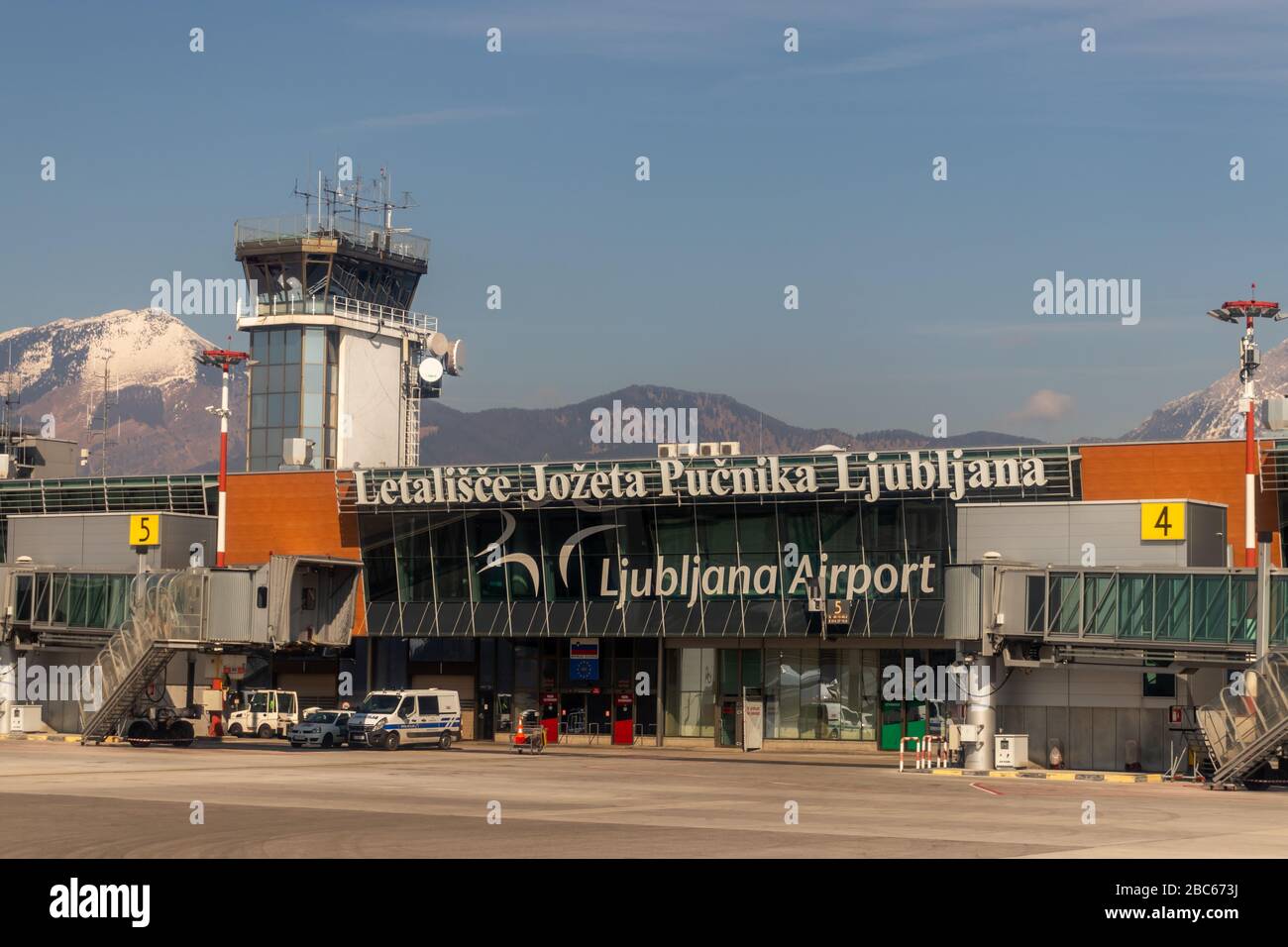 Ljubljana, Slovénie. 11 mars 2020. Terminal de l'aéroport Joze Pucnik à Ljubljana avec Alpes en arrière-plan Banque D'Images