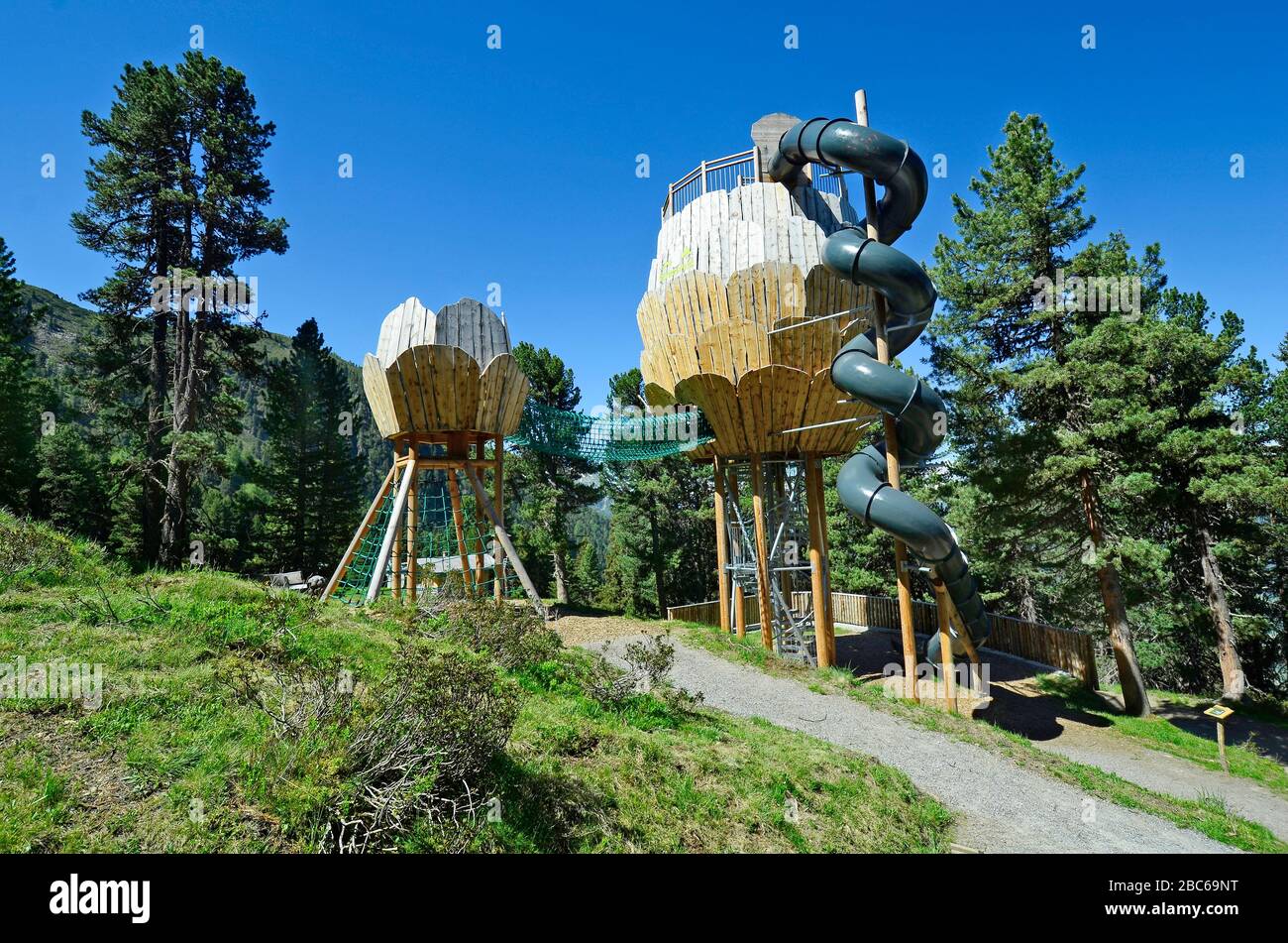 Jerzens, Autriche - 24 juin 2016 : Zirbenpark, aire privilégiée et d'un belvédère avec spiral slide en randonnée de montagne Hochzeiger Banque D'Images