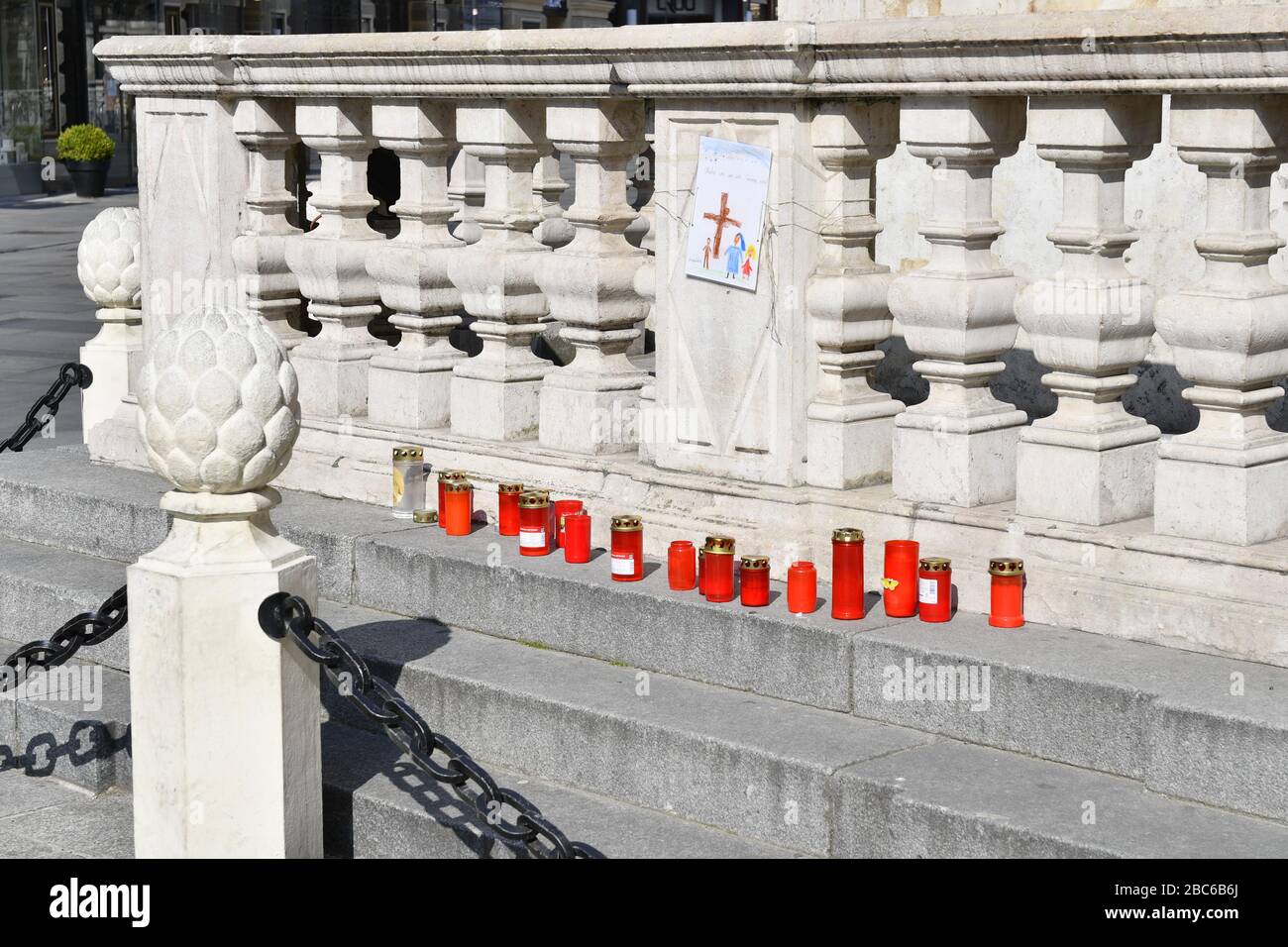 Vienne, Autriche. 3 avril 2020. Déjà la troisième semaine de restrictions de sortie en Autriche. Bougies devant la colonne de peste au fossé pour les victimes de COVID-19. Crédit: Franz PERC/Alay Live News Banque D'Images