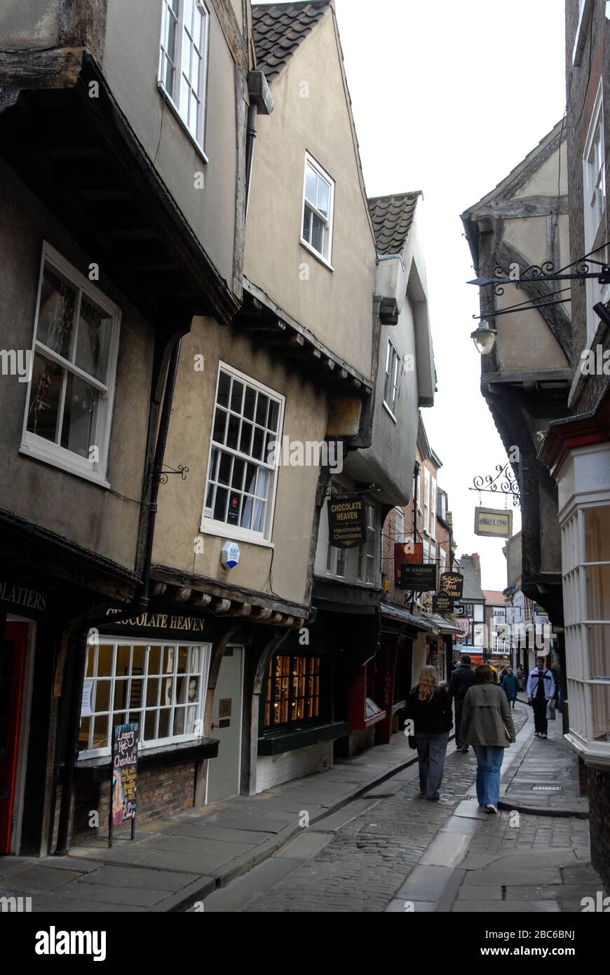 Les Shambles (« hambles » comme on le sait) sont souvent appelés une rue dans le quartier historique de York et c'est la plus ancienne rue de la ville. Le Banque D'Images