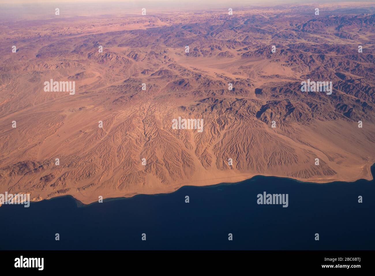 Vue aérienne de l'Arabie saoudite depuis le golfe d'Aqaba en mer Rouge Banque D'Images