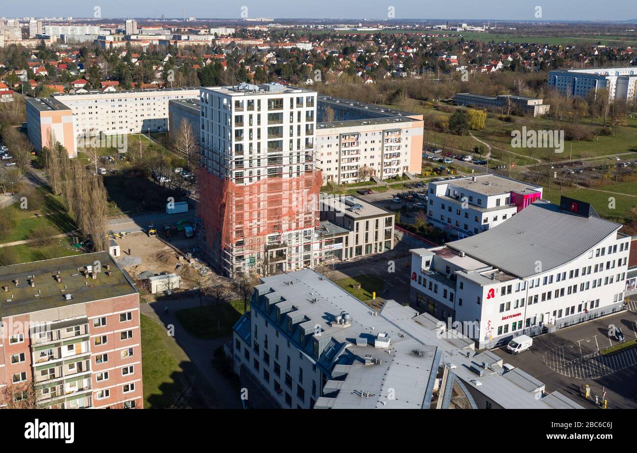 01 avril 2020, Saxe, Leipzig: Les échafaudages ont retiré les échafaudages du premier tiers de la nouvelle "Tour Lipsia". La première tour post-réunification dans le quartier de Granau, bâtiment en plaques de Leipzig, a une place pour 60 appartements sur ses 13 étages. La coopérative d'habitation Lipsia investit 13 millions d'euros. Le projet sans barrière 'Lipsia Tower' est principalement destiné aux locataires plus âgés. Selon les plans actuels, les premiers résidents devraient se déplacer en juillet. Les coopératives d'habitation saxonnes construisent 499 nouveaux appartements à l'échelle nationale en 2020. (Enregistré avec un drone) photo: J Banque D'Images