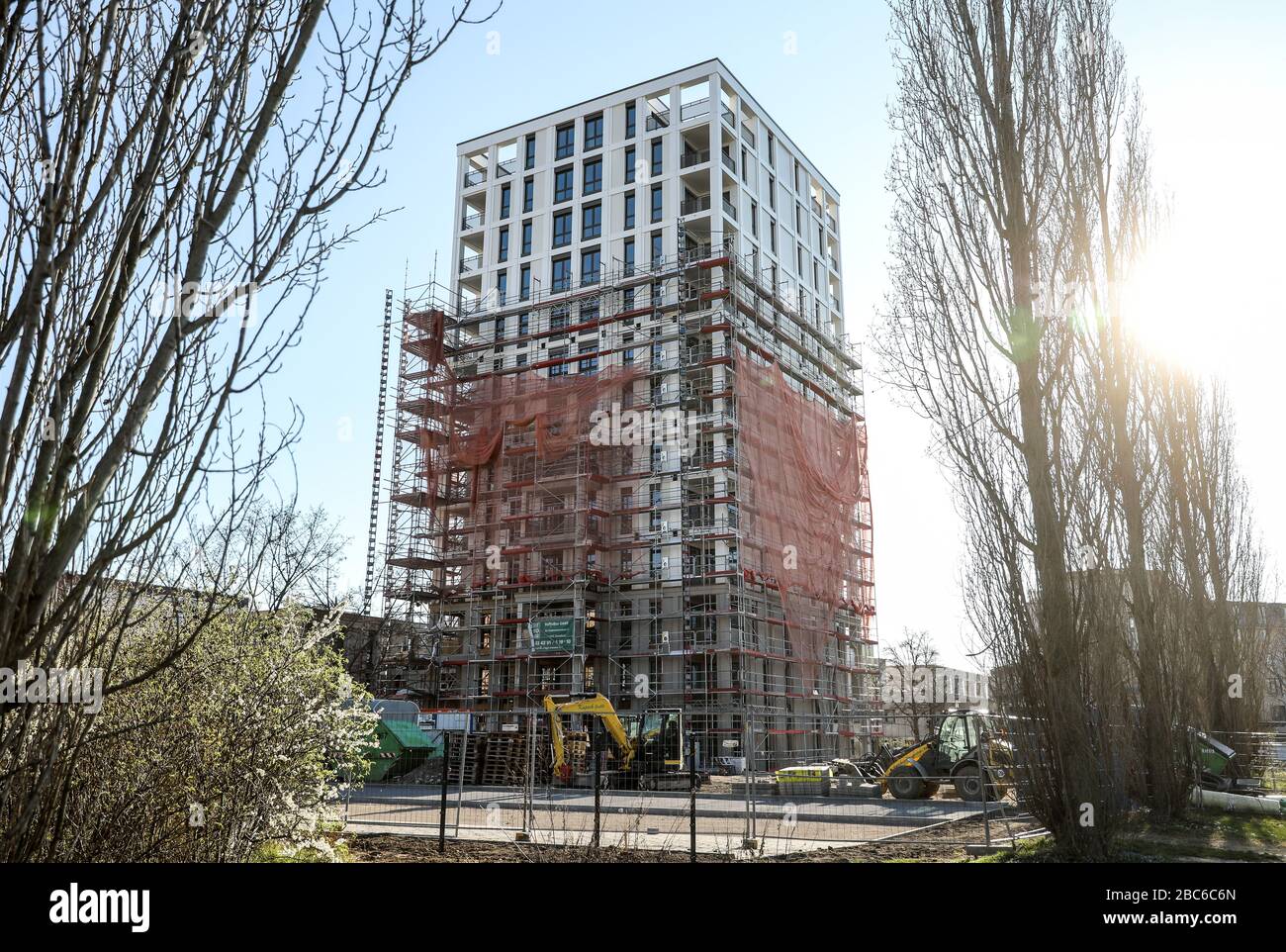 01 avril 2020, Saxe, Leipzig: Les échafaudages ont retiré les échafaudages du premier tiers de la nouvelle "Tour Lipsia". La première tour post-réunification dans le quartier de Granau, bâtiment en plaques de Leipzig, a une place pour 60 appartements sur ses 13 étages. La coopérative d'habitation Lipsia investit 13 millions d'euros. Le projet sans barrière 'Lipsia Tower' est principalement destiné aux locataires plus âgés. Selon les plans actuels, les premiers résidents devraient se déplacer en juillet. Les coopératives d'habitation saxonnes construisent 499 nouveaux appartements à l'échelle nationale en 2020. Photo: Jan Woitas/dpa-Zentralbil Banque D'Images