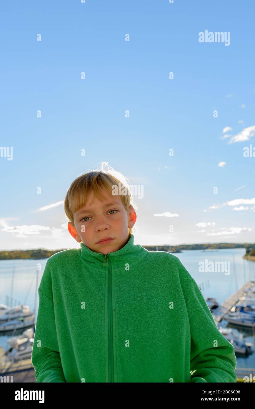 Jeune beau garçon contre la vue de la jetée en bois près de la rivière Banque D'Images