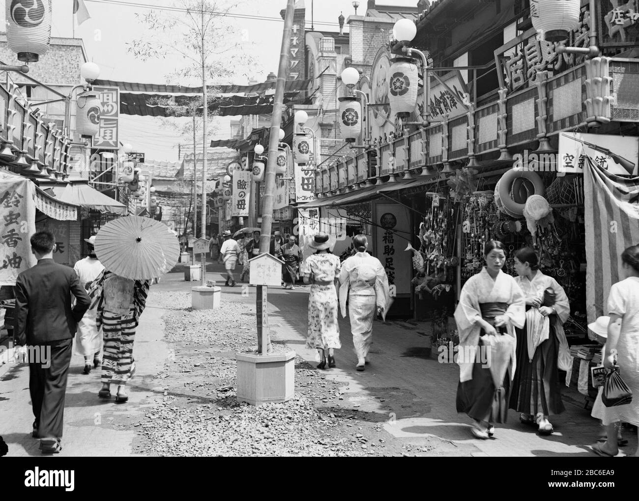 English Shinkyogoku Circa 19日本語 19年頃の新京極 Vers 19 Date Qs P 19 00 00t00 00 00z 9 P1480 Q Anglais Livre Japonais Collection De Photos Panorama De 100 Ans Histoire De Kyoto Publie Par Tankosha 日本語 淡交社 写真集成 京都