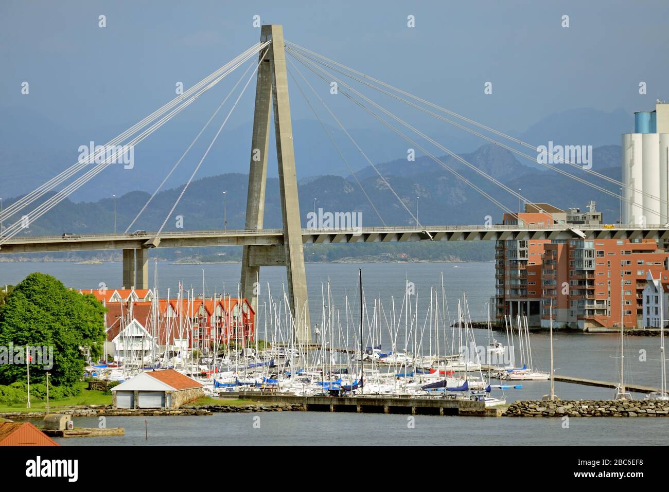 Pont de la ville de Stavanger en face du détroit de Straumsteinsundet, une des entrées du port. Banque D'Images