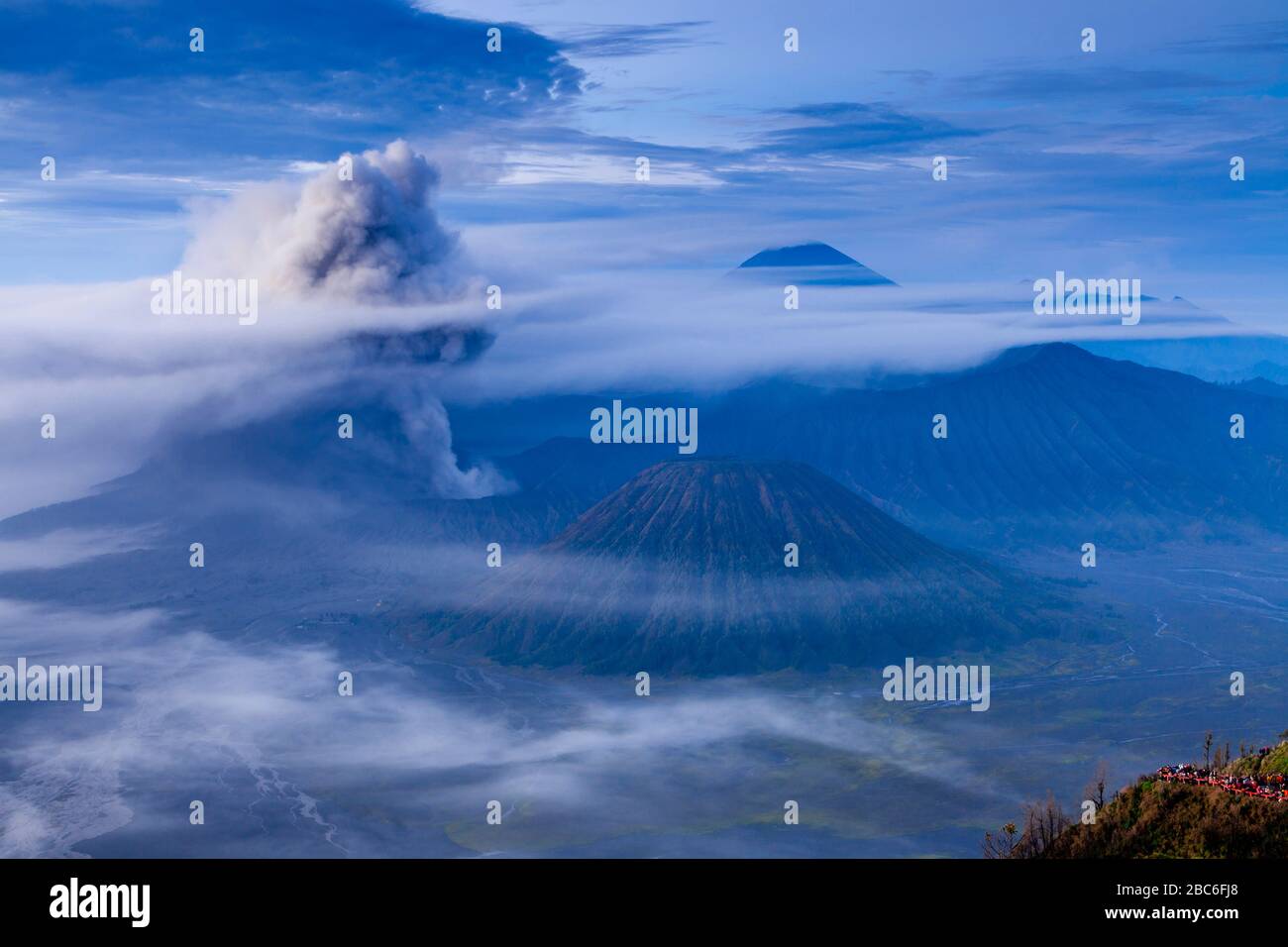 Vue élevée sur le mont Bromo, le mont Batok et le parc national Bromo Tengger Semeru, Java, Indonésie. Banque D'Images