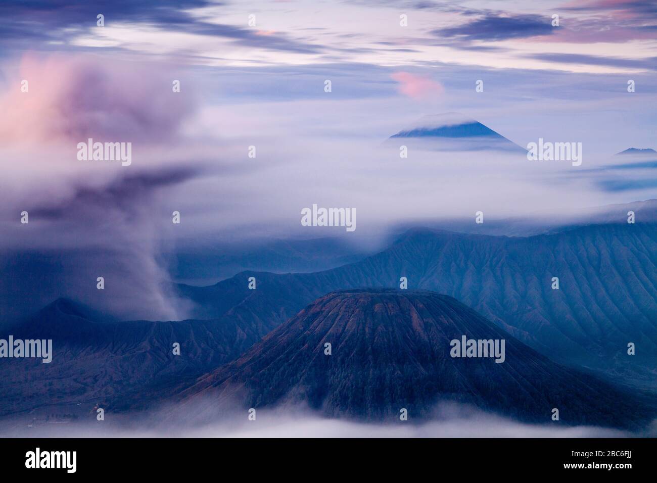 Vue élevée sur le mont Bromo, le mont Batok et le parc national Bromo Tengger Semeru, Java, Indonésie. Banque D'Images