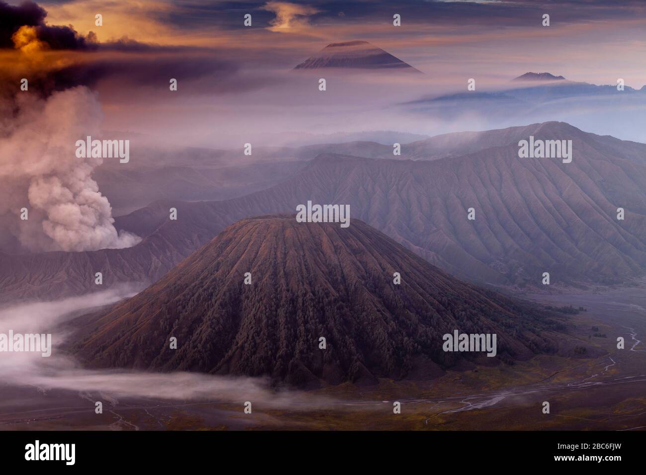 Vue élevée sur le mont Bromo, le mont Batok et le parc national Bromo Tengger Semeru, Java, Indonésie. Banque D'Images