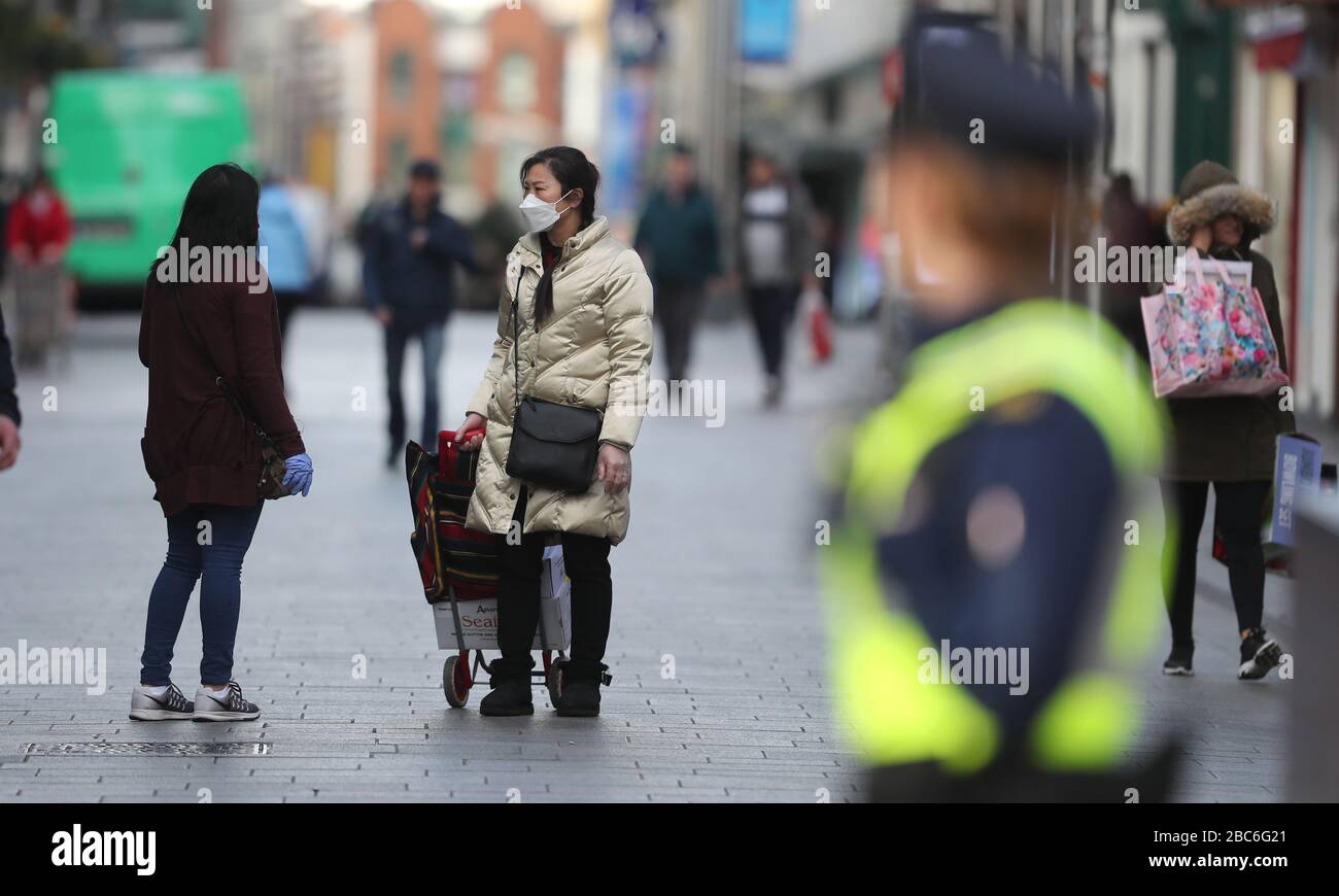 Les gens se rendent dans Henry Street à Dublin alors que la crise de Covid-19 se poursuit. Banque D'Images