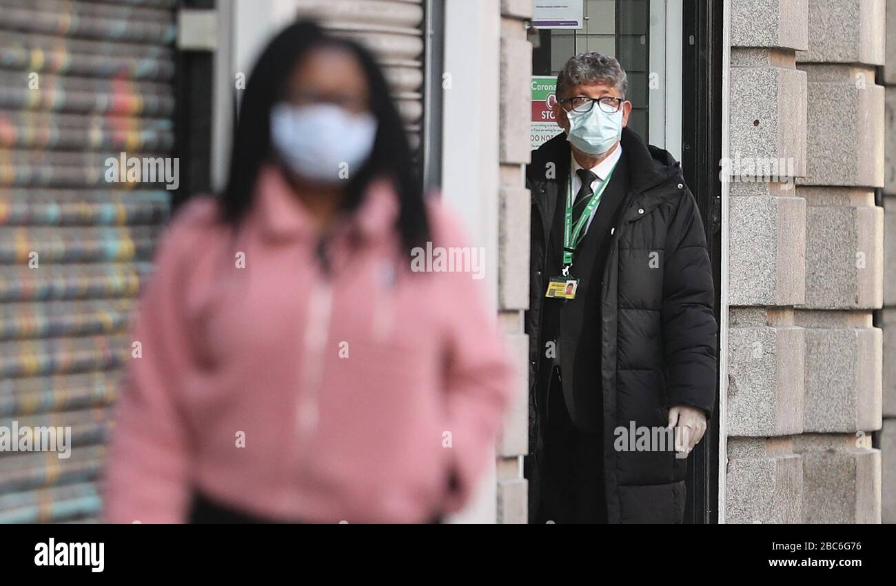 Les clients et le personnel de sécurité de Henry Street à Dublin, alors que la crise de Covid-19 se poursuit. Banque D'Images