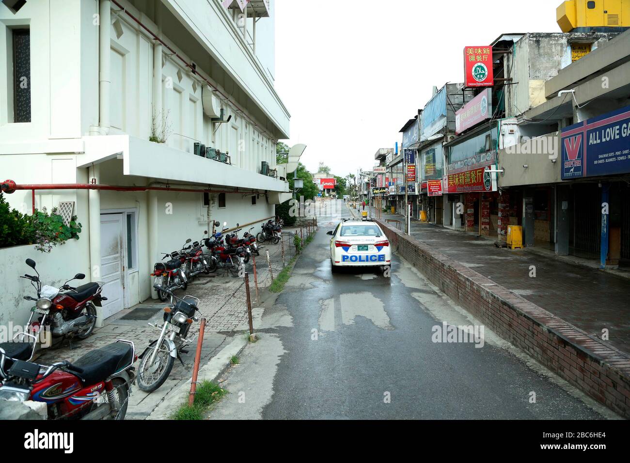 (200403) -- ISLAMABAD, 3 avril 2020 (Xinhua) -- patrouilles de véhicules de police sur un marché fermé pendant un verrouillage partiel comme mesure préventive contre le COVID-19 à Islamabad, Pakistan, 2 avril 2020. (Xinhua/Ahmad Kamal) Banque D'Images
